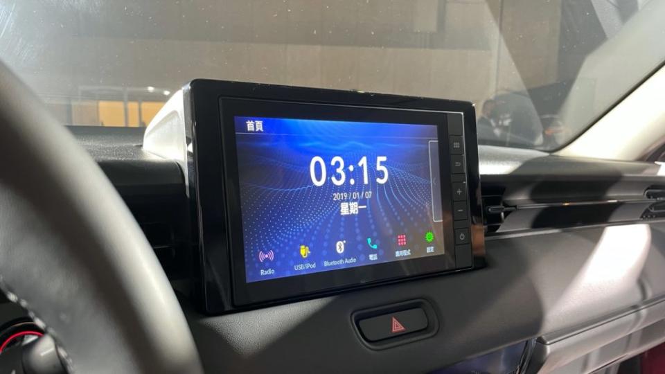 中央螢幕的尺寸為8吋，這組螢幕也具備包含Apple CarPlay與Android Auto功能。(圖片來源/ 地球黃金線)