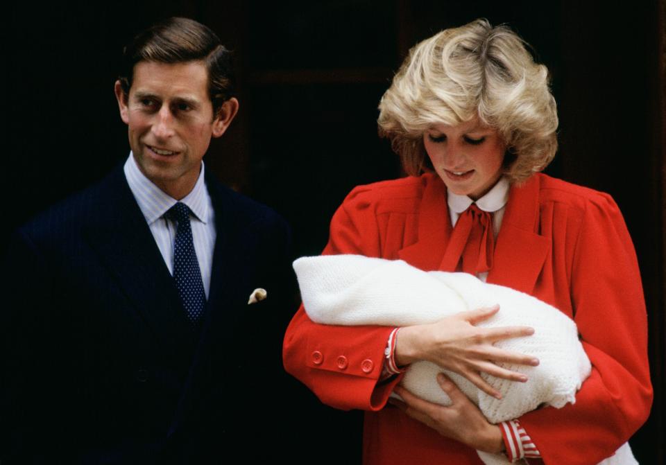 Prinz Charles und Lady Di bei der Vorstellung von Prinz Harry (Foto: Getty Images)