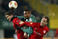 Fulvio Sulmoni (L) and Lukas Schenkel (R) of FC Thun challenge Terrence Boyd of Rapid Vienna (C) for a high ball during their Europa League soccer match in Vienna November 28, 2013. REUTERS/Heinz-Peter Bader (AUSTRIA - Tags: SPORT SOCCER TPX IMAGES OF THE DAY)