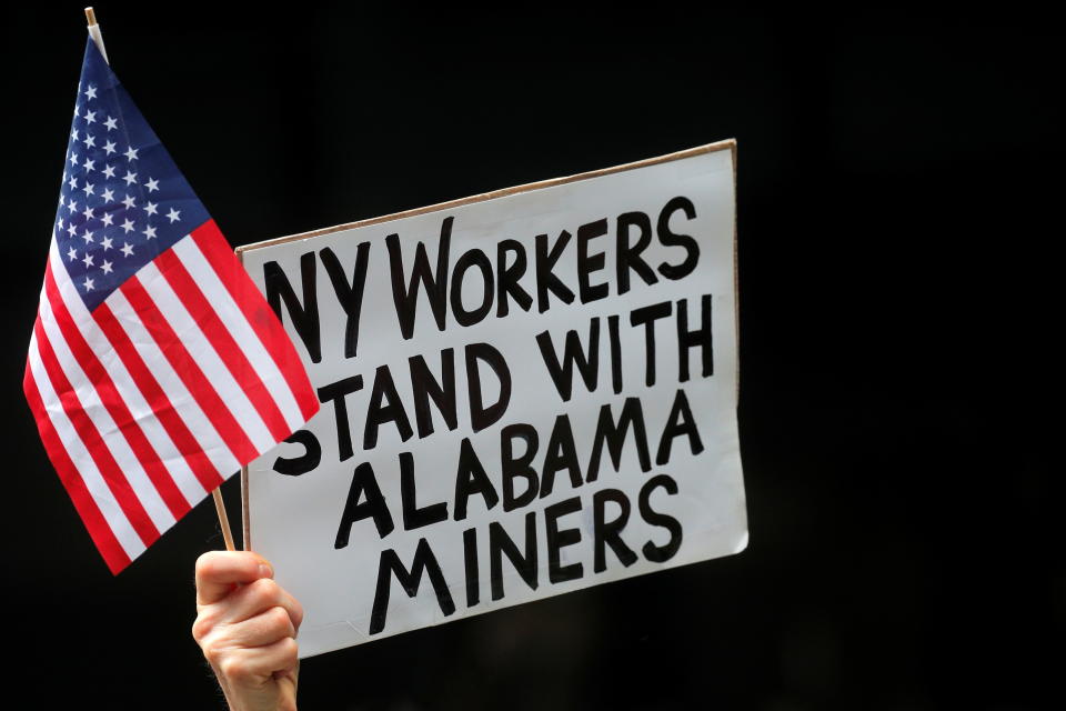 La tasa de afiliación a sindicatos en 2022 era del 10.1% en el sector privado en Estados Unidos. En la imagen, miembros de United Mine Workers of America (UMWA) y otros líderes laborales protestan por la huelga del sindicato en Warrior Met Coal Mine, en las afueras de la sede de BlackRock en la ciudad de Nueva York, EE. UU., 28 de julio de 2021. REUTERS/Brendan McDermid