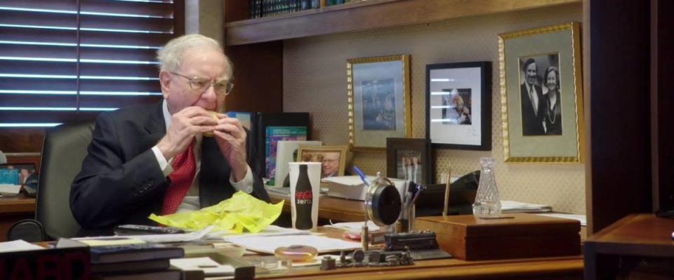 Warren Buffett ăn một chiếc bánh mì kẹp thịt