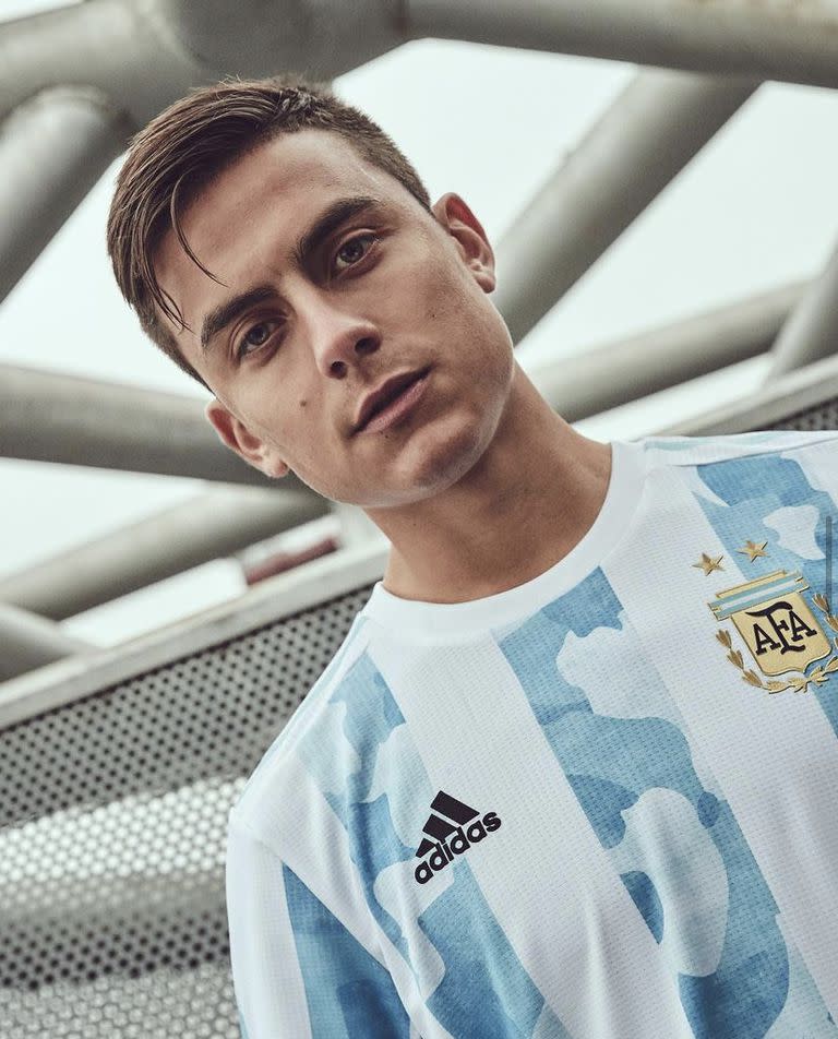 Paulo Dybala como modelo de la última versión de la camiseta de la selección, la que el equipo usó en Brasil; el cordobés todavía no se la puso en la cancha 