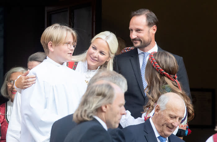 Sverre Magnus, con sus padres y su hermana tras la ceremonia de su confirmación