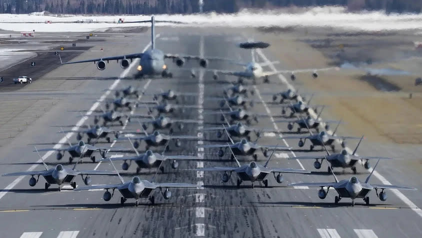 埃爾門多夫-理查森聯合基地所謂的「大象漫步」照片，展示了第三聯隊的 24 架 F-22，以及一架 C-17 和一架 E-3 預警機。   圖：翻攝自美國空軍