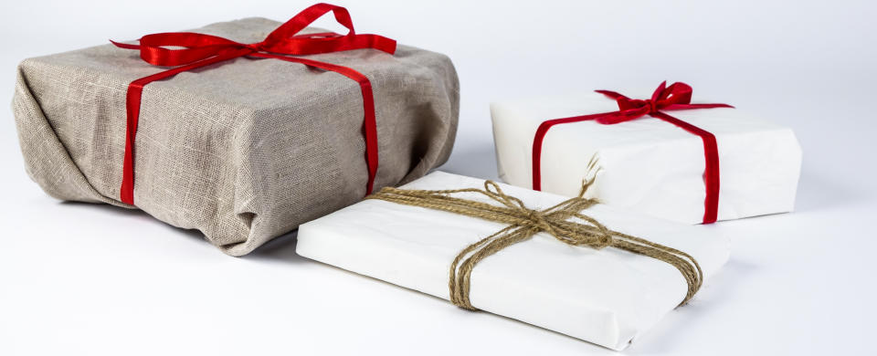 Kein Geschenkpapier? Kein Problem – du brauchst nur etwas Kreativität. (Bild: Getty Images)