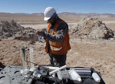 El geólogo Rubén García, de la compañía minera Lithium One toma muestras del Salar del Hombre Muerto, en la provincia de Catamarca, Argentina, en agosto de 2010. REUTERS/Enrique Marcarian