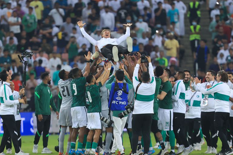 Hervé Renard, al aire en celebración por la clasificación de Arabia Saudita para Qatar 2022; será el sexto mundial para el cuadro saudí.