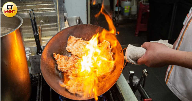 台灣的烹調方式以煎炒為主，飲食中已經攝取不少油脂，若是再額外補充魚油，一不小心就可能攝取過多脂肪。（圖／黃耀徵攝）