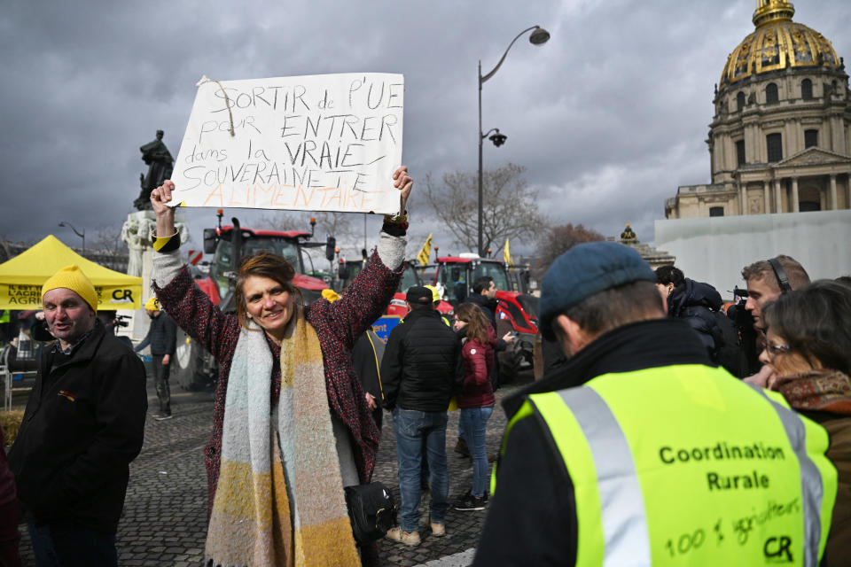 Une manifestante au milieu du cortège de la Coordination rurale à Paris, brandissant une pancarte favorable au Frexit. 