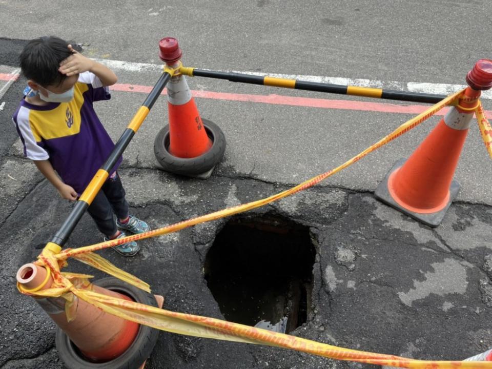 路面下陷處巷子轉個彎就是長樂國小，學童進出頻繁，若不慎跌進坑裡，後果不勘設想。 (記者鄭鈞云攝)