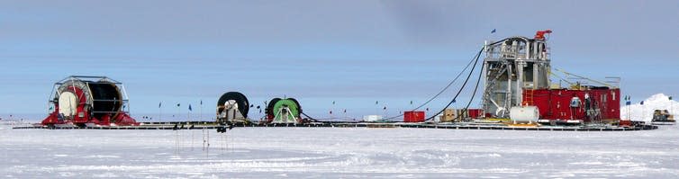 <span class="caption">IceCube drilling tower and hose reel in December 2009.</span> <span class="attribution"><span class="source">Amble/wikipedia</span>, <a class="link " href="http://creativecommons.org/licenses/by-sa/4.0/" rel="nofollow noopener" target="_blank" data-ylk="slk:CC BY-SA;elm:context_link;itc:0;sec:content-canvas">CC BY-SA</a></span>