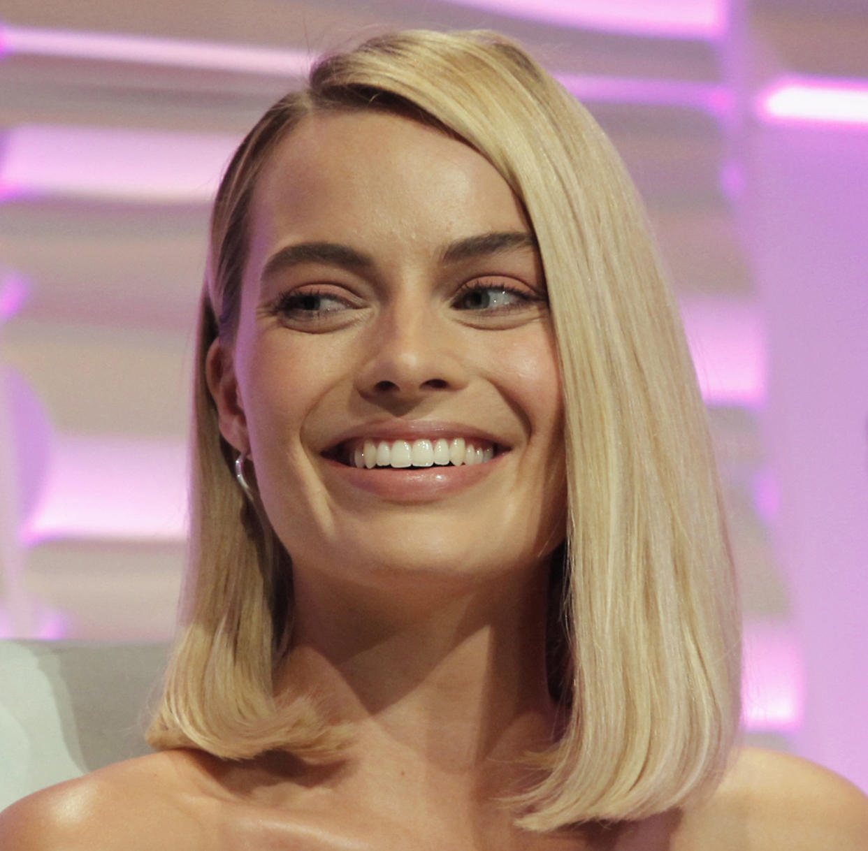  Lob cuts margot robbie. 