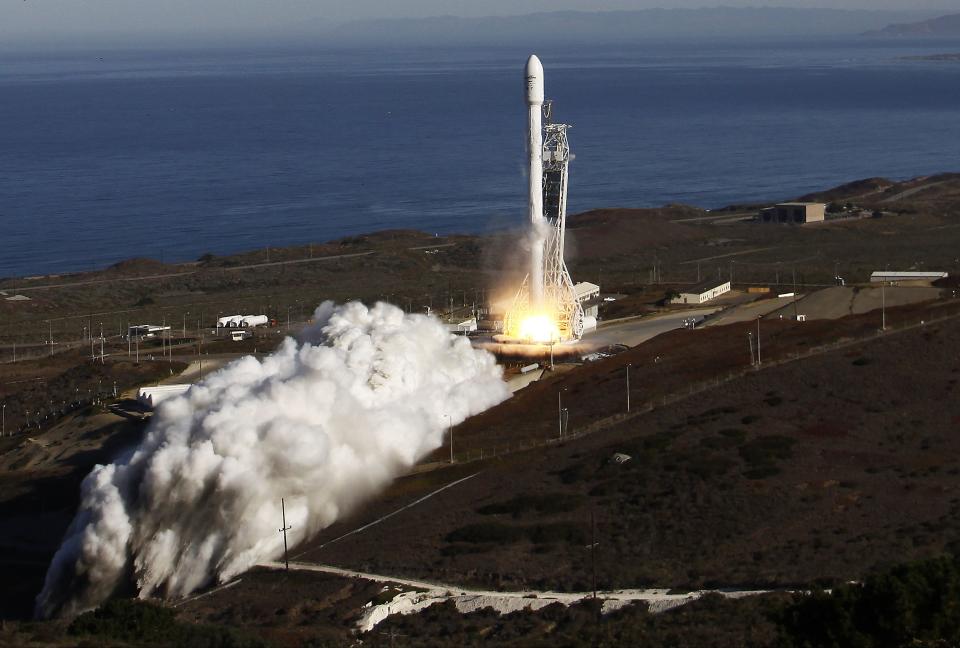 A Falcon 9 rocket carrying a small science satellite for Canada is seen as it is launched from a newly refurbished launch pad in Vandenberg Air Force Station September 29, 2013. The unmanned rocket blasted off from California on Sunday to test upgrades needed for planned commercial launch services. The 22-story rocket, built and flown by Space Exploration Technologies, or SpaceX, soared off a newly refurbished, leased launch pad at Vandenberg Air Force Station at noon EDT/1600 GMT (05.00 p.m. British time). REUTERS/Gene Blevins (UNITED STATES - Tags: SCIENCE TECHNOLOGY)