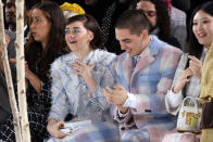 Thom Browne a imaginé un safari sous la neige pour présenter sa nouvelle collection aux Beaux-Arts de Paris ! C’est sur un tapis blanc et dans une forêt de sapins que s’est déroulé son défilé qui a vraisemblablement emballé Maisie Williams et Reuben Selby, le couple le plus raccord des Fashion Weeks ! ©Getty Images