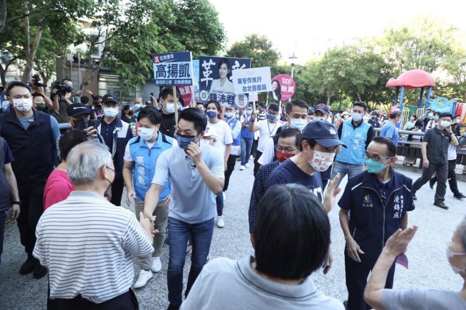 蔣萬安二十七日由馬英九陪同向往文山區興隆公園晨運民眾拜票，他受訪呼籲陳時中及民進黨不要再當周玉蔻的幫凶。（蔣萬安競辦提供）