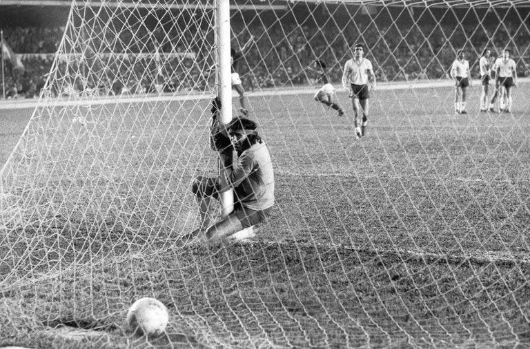 Hugo Gatti mira la pelota dentro del arco, en el desquite de la final de la Copa Libertadores de 1977, ante Cruzeiro, en Belo Horizonte