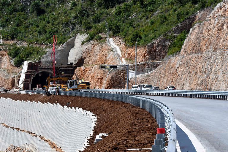 Montenegro construye un autopista que destruye su economía