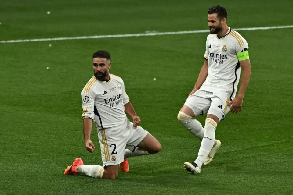 32歲後防老將卡瓦哈爾(Dani Carvajal，左)頭槌率先進球。法新社