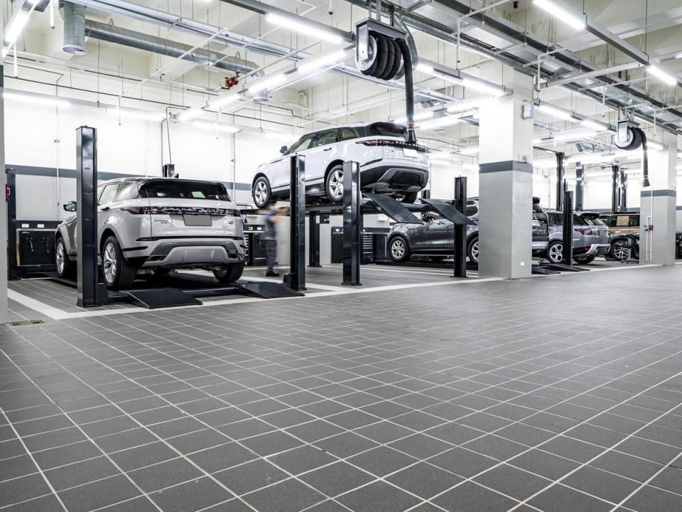 二樓新車交車整備區備有車輛美容及鍍膜專屬區域，三樓全區皆為維修區，也特別規劃三種規格頂高機，以符合Jaguar Land Rover雙品牌不同車款的維修需求。