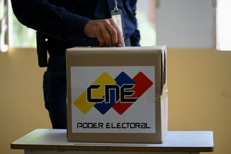 Un hombre vota el 30 de junio en un ensayo previo a las elecciones del 28 de julio en Venezuela en las que se elige al presidente (Federico PARRA)