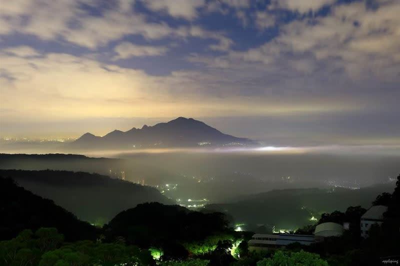 觀音山腰間有一片雲霧，逆溫層還是很低。（圖／翻攝自鄭明典臉書）