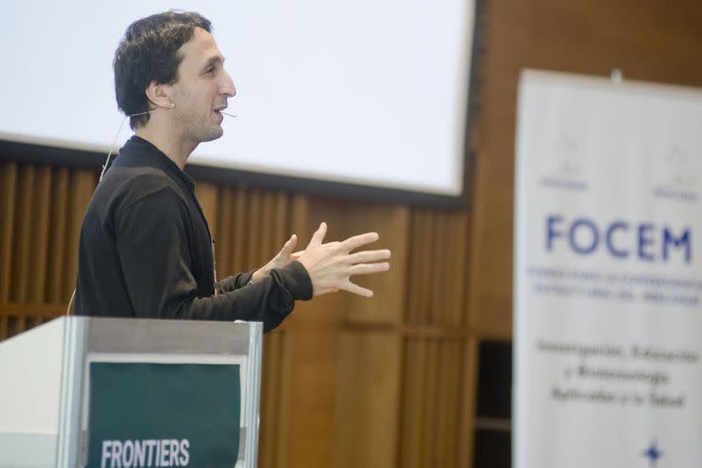 El argentino Lucas Garibaldi contó durante 25 minutos cómo trabaja en aumentar la biodiversidad en la zona agroganadera argentina por excelencia 