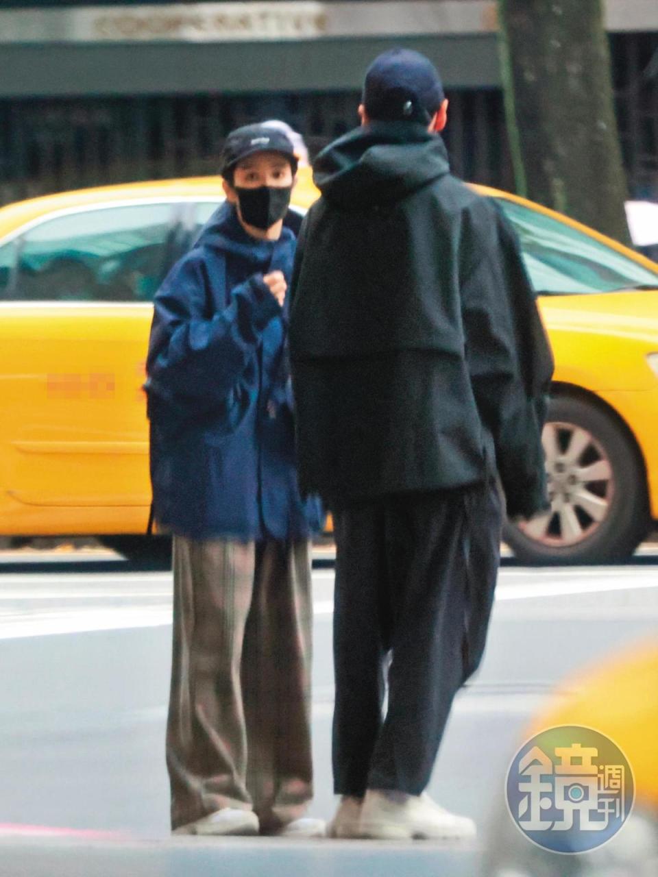 15：33，温貞菱（左）隨著孫沁岳（右）離開家中，兩人集合準備好好逛街一番。