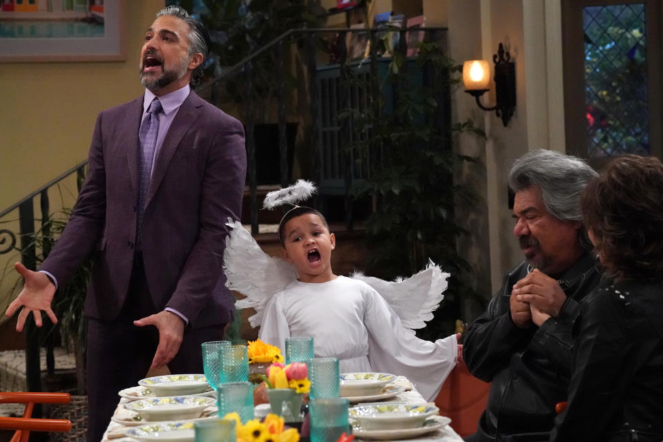 Jaime Camil como Josué, Brice González como Chance y  George Lopez como George ( Nicole Weingart/NBC via Getty Images)