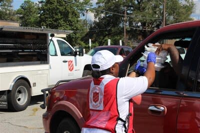 Salvation Army emergency disaster services personnel provide food and hydration to those affected by hurricane. (CNW Group/The Salvation Army)