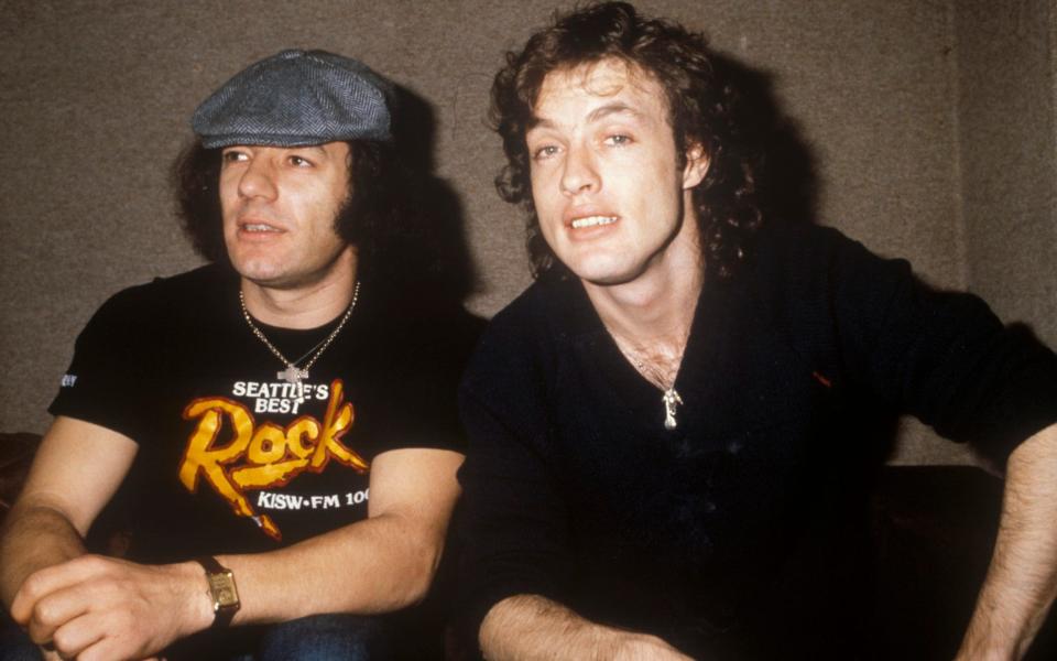 Brian Johnson (left) and Angus Young - APRF/Dalle 