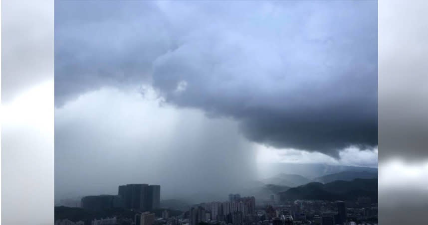 台北午後降下大雷雨。（圖／翻攝自鄭明典臉書）