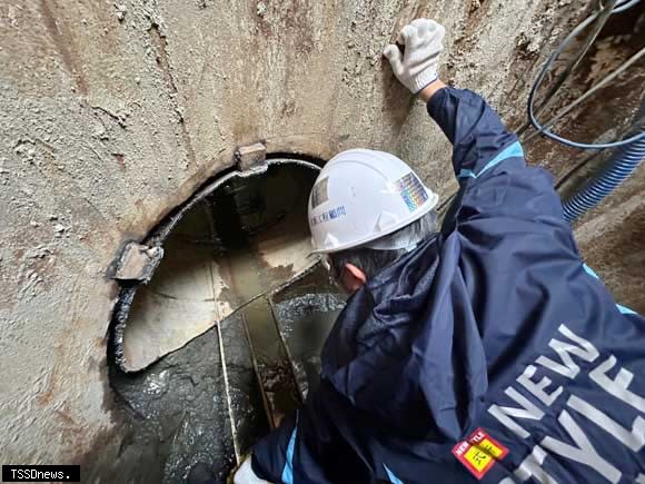 施工團隊確認地底下障礙物狀況。(圖:新北市水利局提供)