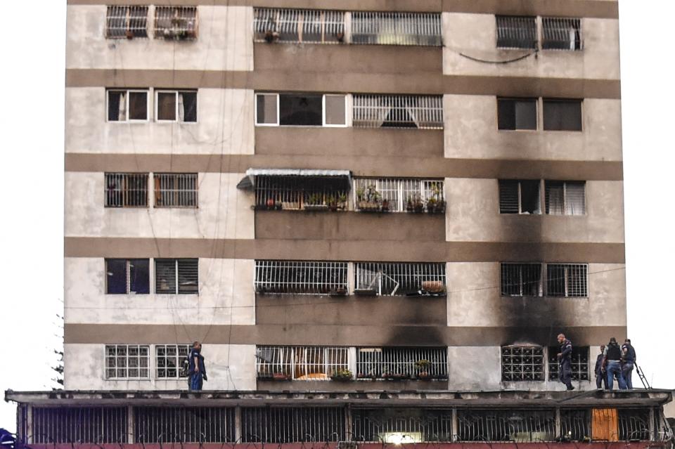 <p>Security forces check a nearby building after an explosion was heard while Venezuelan President Nicolas Maduro was attending a ceremony to celebrate the 81st anniversary of the National Guard, in Caracas on Aug. 4, 2018. (Photo: Juan Barreto/AFP/Getty Images) </p>