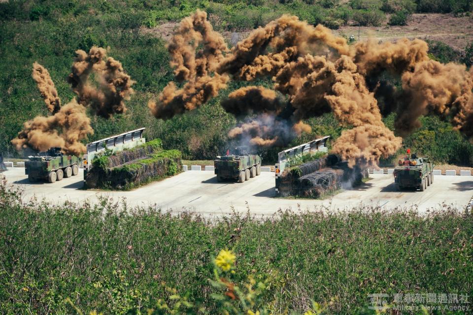 陸軍裝甲586旅2023.6.07於恆春三軍聯訓基地進行三軍聯合作戰訓練測考，雲豹輪型裝甲車在射擊後發射煙霧彈幕掩護變換戰術位置。軍聞社。