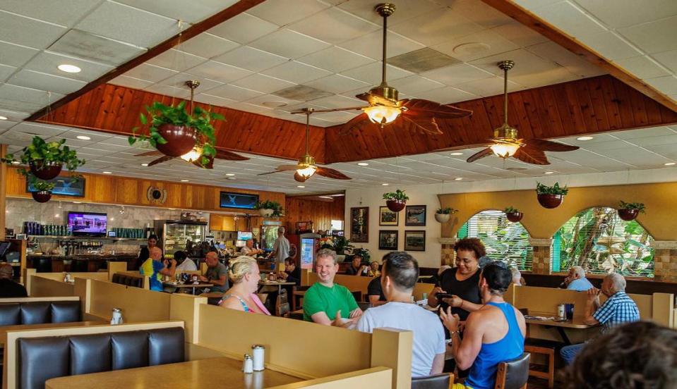 Clientes habituales disfrutando de un almuerzo en el emblemático Peter Pan Diner de Fort Lauderdale, el jueves 17 de agosto de 2023.