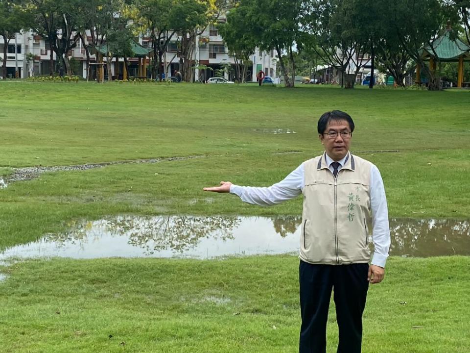 市長黃偉哲視察綠草如茵又兼顧微滯洪的玉井運動公園。（記者張淑娟攝）