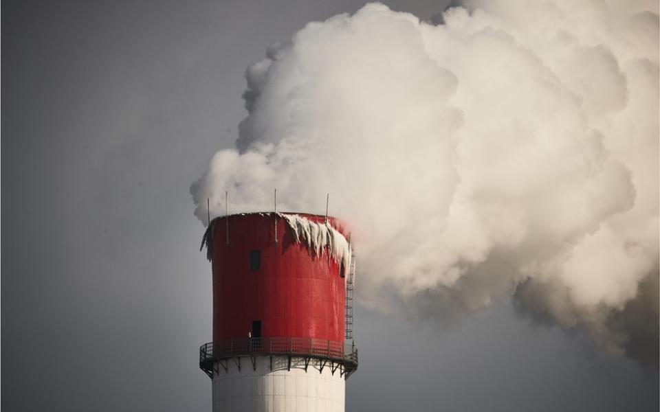 chimenea de la planta de energía de carbón