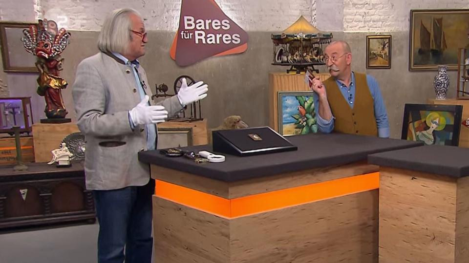 Trotzdem: "Die sollte minimum 450 bis 550 Euro bringen. Der 'Kini' hat natürlich noch unheimlich viele Fans!" Aber ob sich davon welche im Händlerraum befanden? (Bild: ZDF)