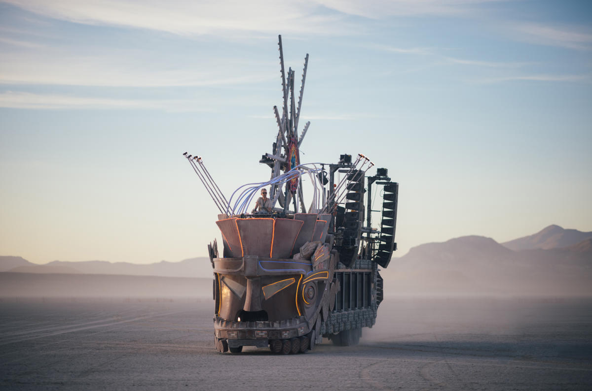 El famoso coche de arte del guerrero maya Burning Man fue destruido por el fuego
