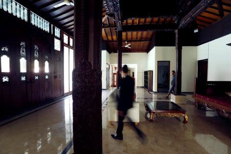 Property broker Julizar walks at an empty rental house at Kemang district in Jakarta, Indonesia, June 23, 2016. REUTERS/Beawiharta