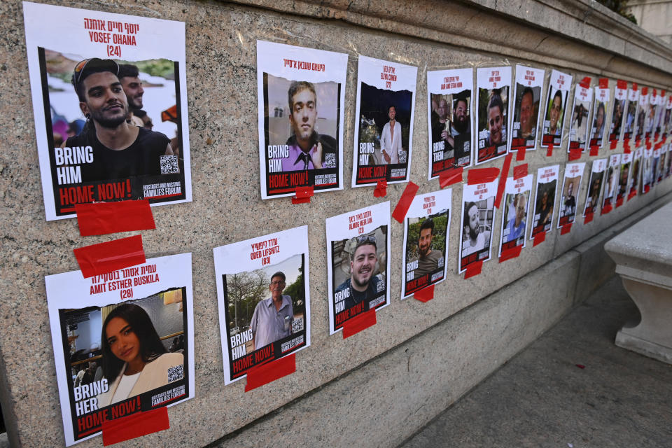 Los estudiantes de la Universidad de Columbia siguen manteniéndose en el patio, en el centro del campus, en su larga protesta propalestina contra el conflicto de Israel en Gaza. Al mismo tiempo, los estudiantes judíos del campus han instalado su propia zona para llamar la atención sobre los rehenes que siguen desaparecidos en Gaza. También utilizan la zona para rezar. (Andrea Renault/STAR MAX/IPx)