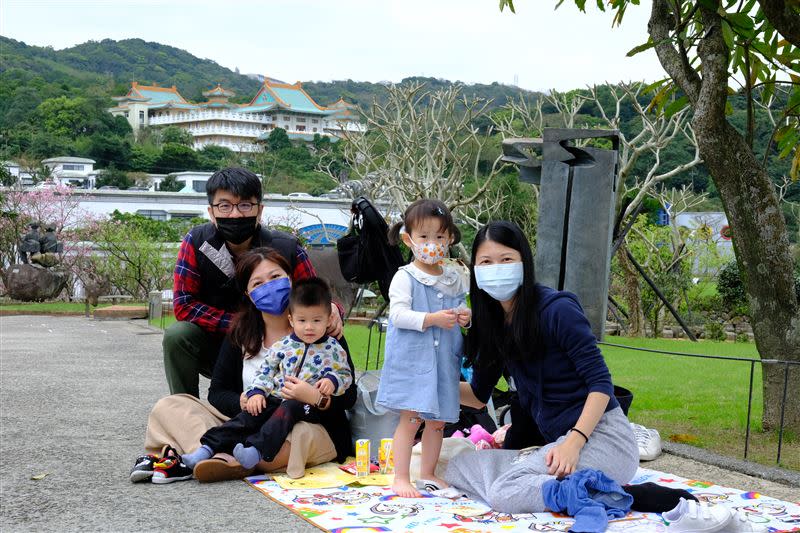 朱銘美術館綠地廣闊，最適合一家人來野餐。（圖／朱銘美術館提供）