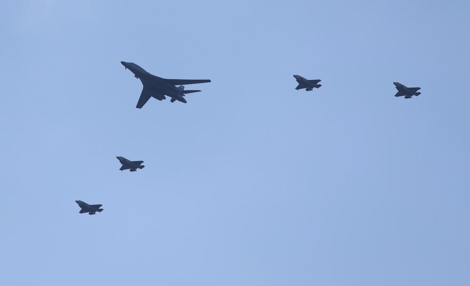 El bombardero B-1 Lancer y aviones de combate F-22 sobrevuelan el río Hudson durante un sobrevuelo militar como parte de las celebraciones del 4 de julio el 04 de julio de 2020 en la ciudad de Nueva York. (Foto de Rob Kim/Getty Images)