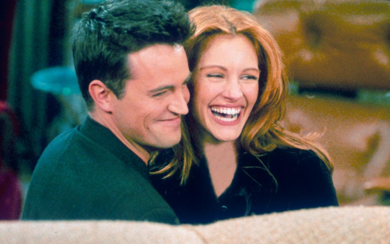 Julia Roberts hatte 1996 einen Gastauftritt in der Kultserie "Friends" und stand mit Matthew Perry vor der Kamera. Beide führten eine Beziehung, die nach drei Monaten von dem Schauspieler beendet wurde. (Bild: Liaison / Getty Images)