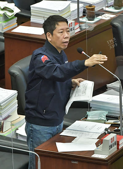 高雄市政府向國營企業捐款改建壽山動物園，高雄市議員黃紹庭呼籲，高雄市府應該要立即退回違法的捐款，改以合法的管道籌措財源，或向中央爭取計劃型補助。（記者吳文欽攝）