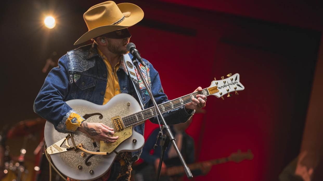  Orville Peck performing. 