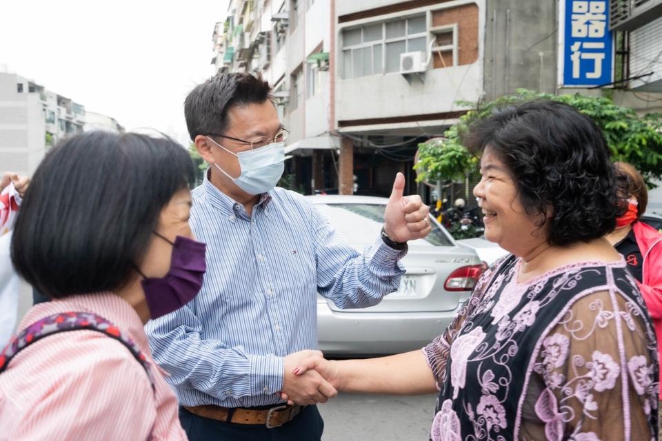 趙天麟(中)對反惡罷的民眾比讚   圖：立委趙天麟服務處提供