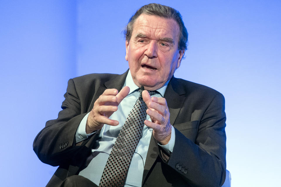 Gerhard Schröder (SPD), ehemaliger Bundeskanzler, übte kürzlich scharfe Kritik an Andrea Nahles. (Bild: Federico Gambarini/dpa)