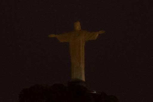 Río de Janeiro se plegó a la "Hora del Planeta" y apagó las luces de sus monumentos, como en el caso del Cristo Redentor (foto) el 29 de marzo de 2014 (AFP | Yasuyoshi Chiba)