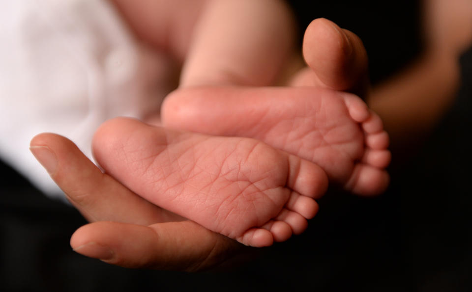Una estadounidense de 61 años ha dado a luz a su nieta, fecundada in vitro con los espermatozoides de su hijo y un óvulo de la hermana del marido de este. (Foto: Andrew Matthews/PA Images via Getty Images)